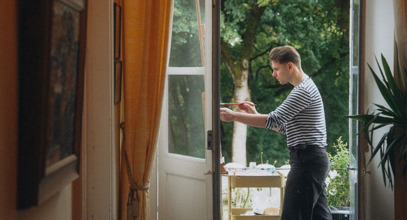 Sergiu Ciochina painting en plein air at Chateau Puy Vidal retreat 2025